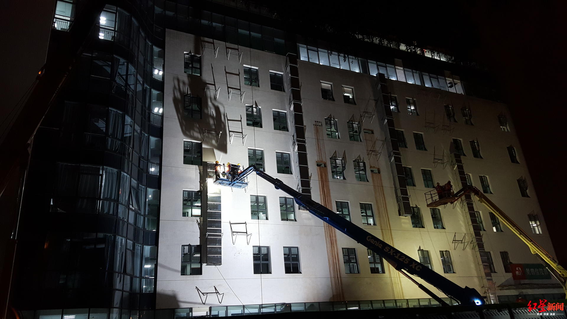 ↑成都公衛中心二期改建日夜兼程,提供370張戰“疫”專用床位。攝影 王紅強
