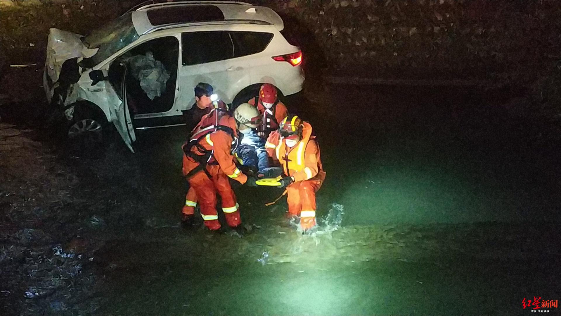 ↑被卡在車內的人員被救出