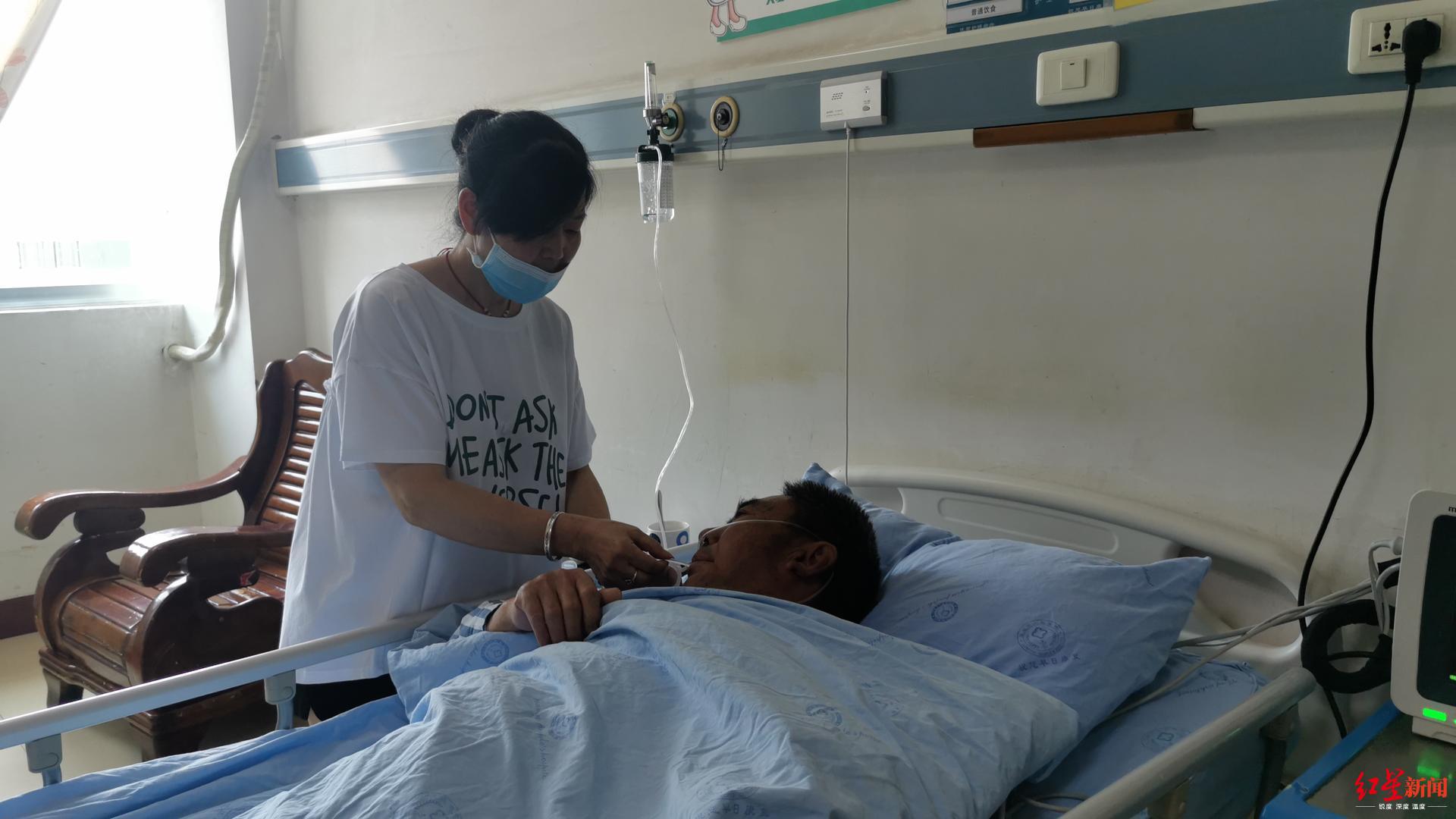 ↑妻子給轉入普通病房的申建生喂水