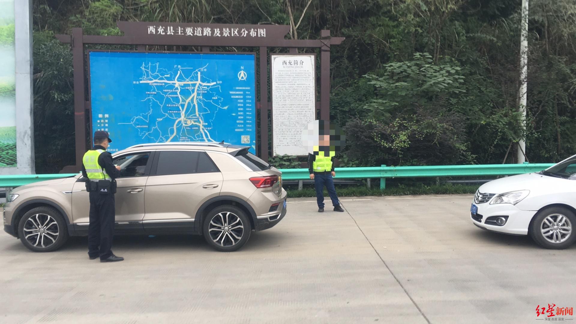 ↑李某和交警在高速路口执勤。