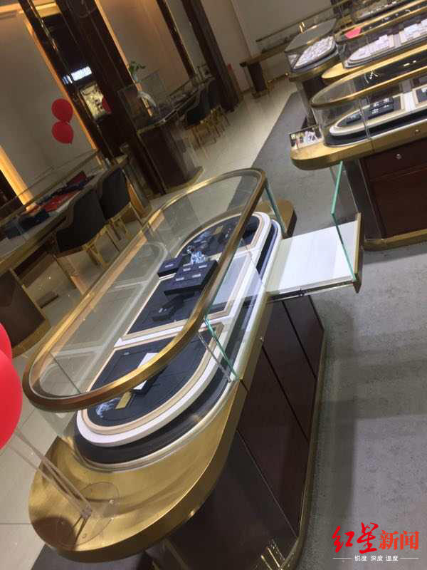 ↑店內大量金條、手鐲、鉆石等丟失