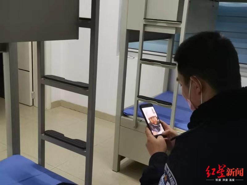 杜軍成通過手機視頻看剛出生的兒子