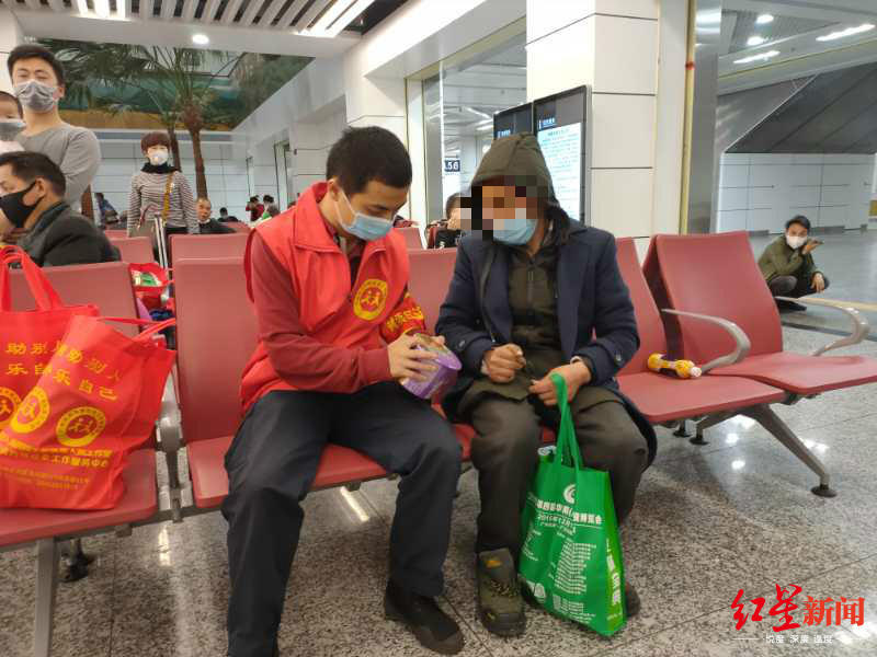 志愿者送李某平到火车站乘车