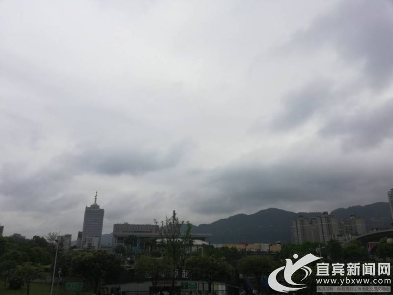 寒潮袭来，宜宾天空布满乌云。（宜宾新闻网 杨万洪 摄）