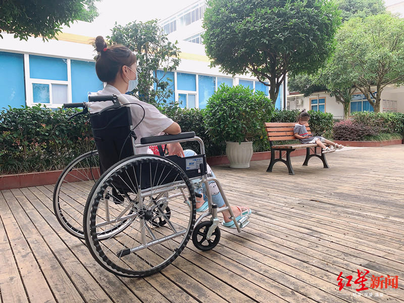 坐在轮椅上的李女士