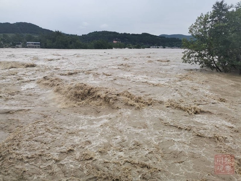 射洪市金华镇新黑水浩大桥附近汹涌的洪水。