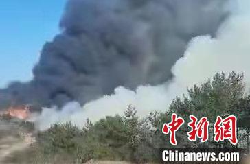 2月20日15时许,山西省晋城市泽州县柳树口镇井湾村一山上着火。晋城市公安局供图