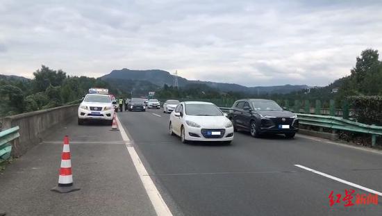 警方示警车辆,为警车以及伤者车辆让道