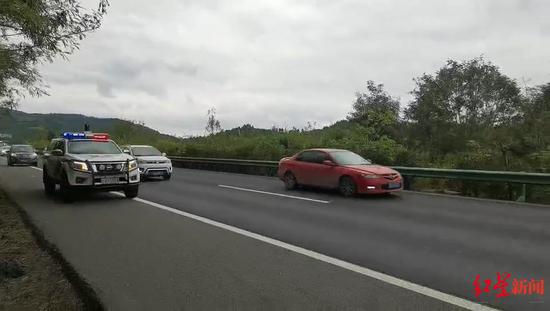 载有伤者的小车跟随警车