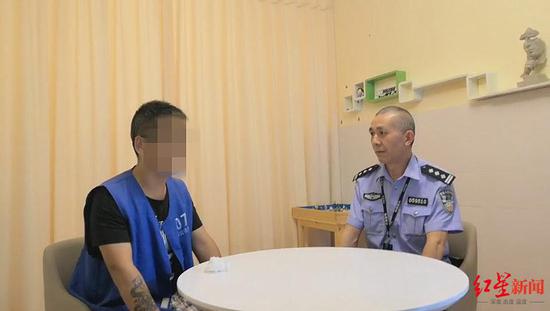 ↑去年,管教民警與王燦交談