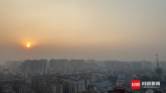 12月29日早上8点的西昌城区。赖菁摄