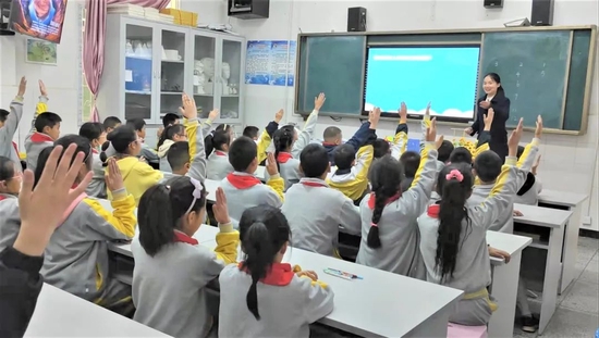 2021年10月辅导员何容赴甘孜州丹巴县对口支援