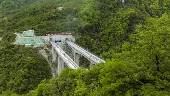 跃龙门隧道全线贯通