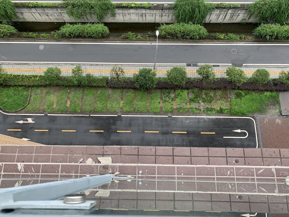 祝小小墜落在小區(qū)過道上,當(dāng)場(chǎng)死亡。
