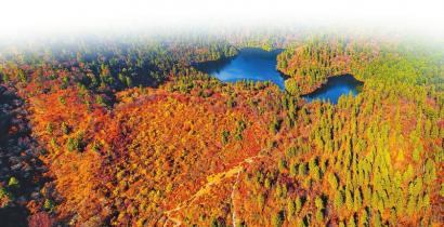 秋日里的九寨沟县甲勿海景点。 杨东波摄