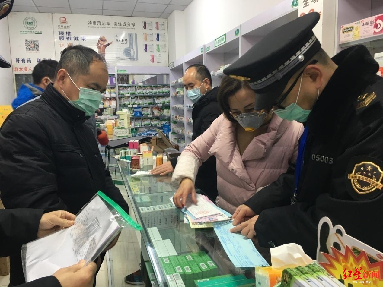 ↑曾扬(左一)在骨折后检查药店