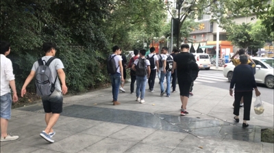小王等人前往派出所报案