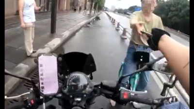 摩托小哥李先生将手机还给失主