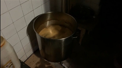 灶上放了一个装有油的铁皮桶,油色红褐