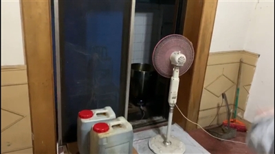 该男子的租房内,放置的灶具和油桶