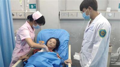 敖婆婆在医院盼儿子