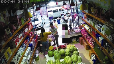陶女士通过监控视频查找失主