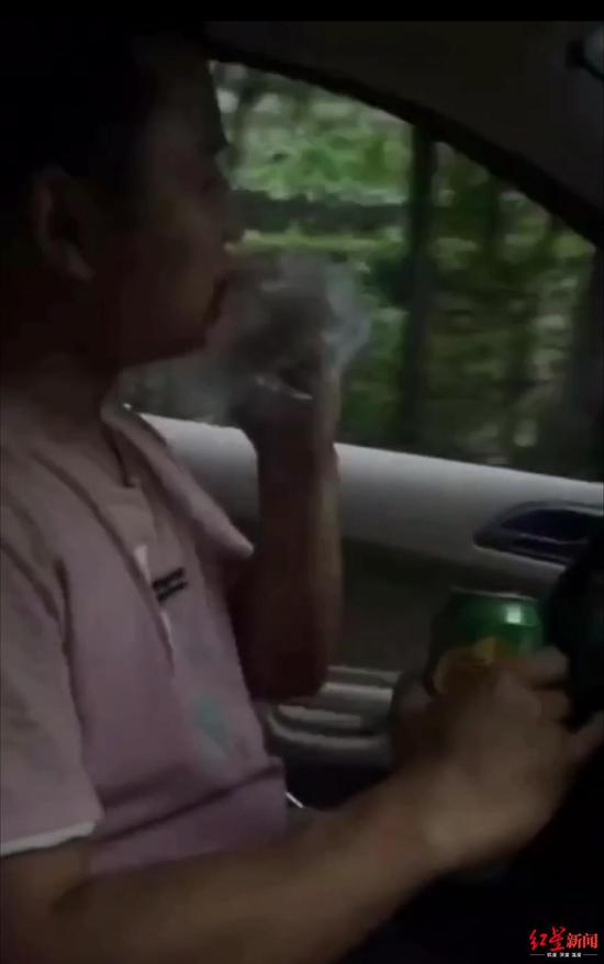 视频中他边开车边喝酒啃卤鸭