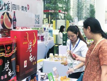 市民现场参观购买产品。