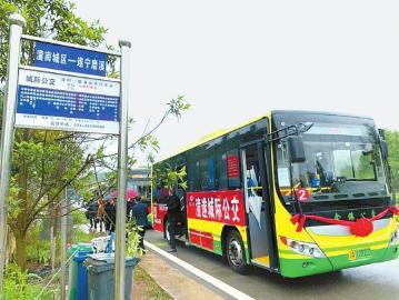 4月23日15时许，一辆来自重庆市潼南区江北汽车站的公交车载着乘客，驶进四川省遂宁市安居区磨溪镇公共汽车站。