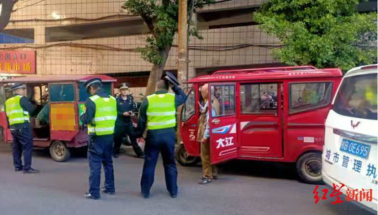 ▲涉事殘疾人車主車輛被扣時的現場照片 受訪者供圖