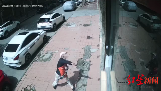 ▲男子用砖头砸向鄢先生家的店铺玻璃。