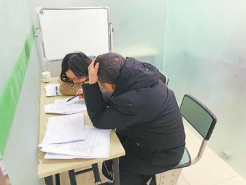 2月16日,成都一家校外培训机构内,一名教师为初中生进行一对一数学辅导。本报记者 肖雨杨 摄