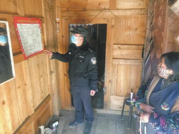1月31日,瞿發清來到東朗鄉向陽村建檔立卡貧困戶家中開展疫情防控宣傳工作