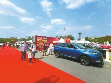 4月18日下午,在成都歡樂谷舉行的一場車展上,各類購車優(yōu)惠,吸引了不少消費者前往參觀、購車。