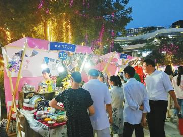 7月6日晚，成都市武侯区大悦城潮汐广场大悦青年共享集市，逛夜市的人们络绎不绝。 本报记者 范瑞鸣 摄