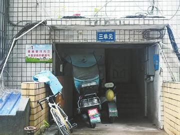 内江一小区楼道存在“飞线充电”。