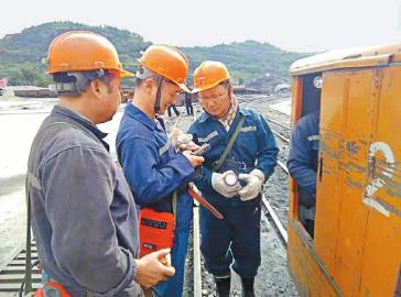广元市应急管理局安全监管人员在下矿井检查前查看便携式瓦斯检测仪。 广元市应急管理局供图