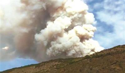 凉山州木里县雅砻江镇火场火点突发林火爆燃(视频截屏)
