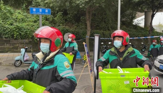 正在進(jìn)行物資運(yùn)送的志愿者。 楊予頔 攝
