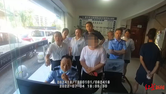 ▲雙方在派出所看行車記錄儀視頻。