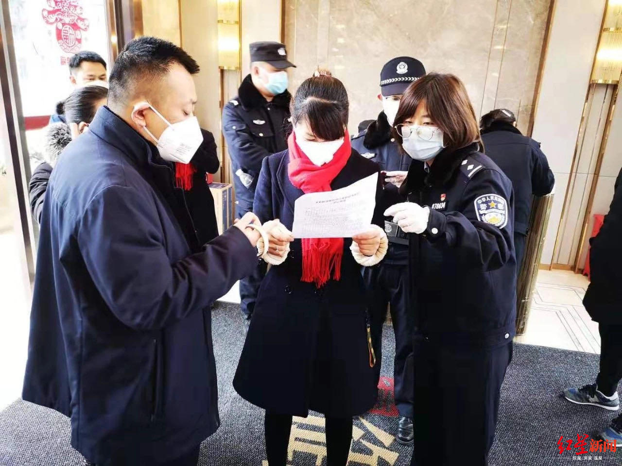 ▲工作中的段衡飞(右一)和同事们