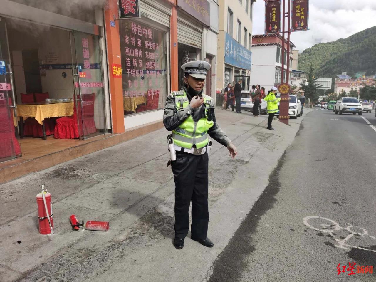 民警王彬救火后，全身都是粉末