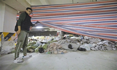 从小区93栋 95栋负二楼出电梯就能看到建渣