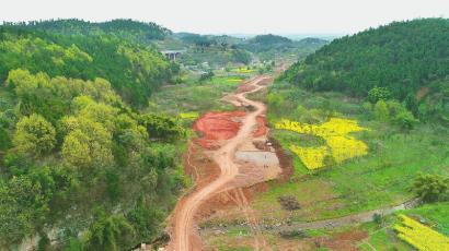 3月13日,中建一局成都龙泉山城市森林公园旅游环线七标段空港新城段建设现场图。 许鹏摄