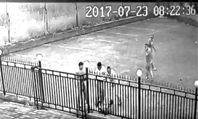 4月9日在法庭上播放的监控视频,崔靖祥被5人围殴倒地。图片来源:北京青年报
