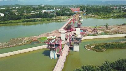 九綿高速公路江油涪江特大橋建設(shè)現(xiàn)場(chǎng)，目前主墩已全部完成，預(yù)計(jì)年底前完成主跨合龍。