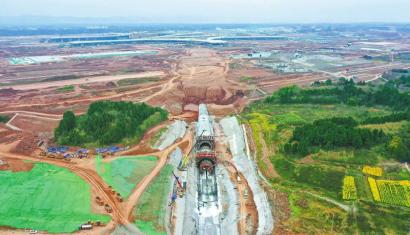 2月28日,中鐵八局承建的成自高鐵施工現場,不遠處是成都天府國際機場建設工地。 本報記者何海洋 攝