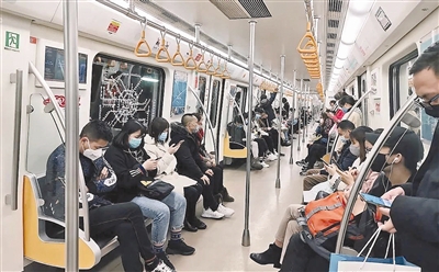 成都地鐵上,市民有序乘坐 圖據成都地鐵