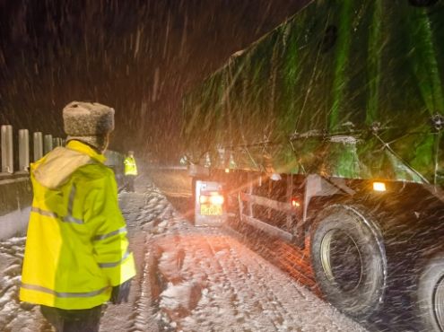 寒潮致四川多条高速公路积雪结冰，正全力抢通