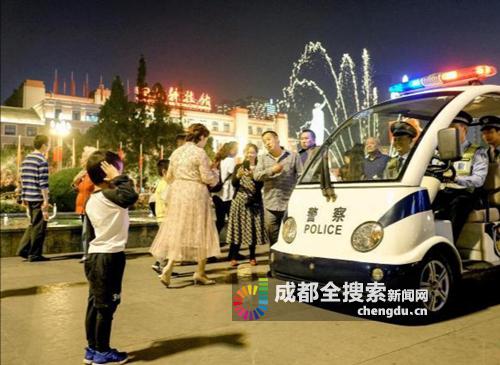 顶顶在天府广场向警察敬礼